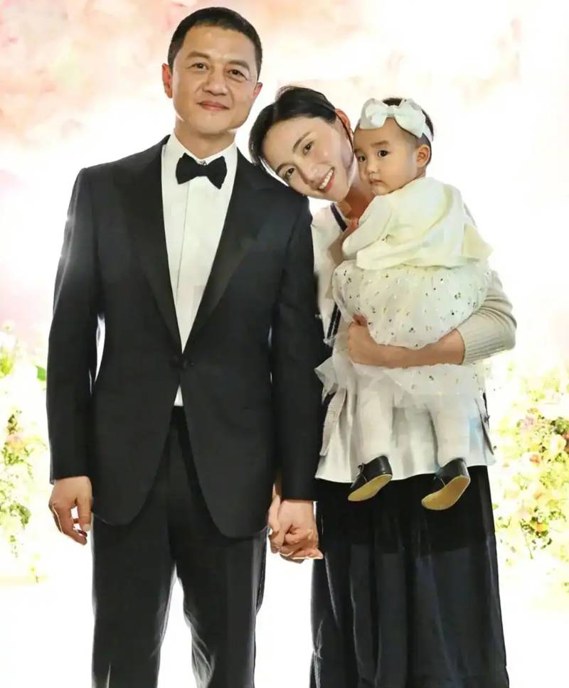 李亚鹏为何不拍戏还债？妻子：演戏是演的别人的人生